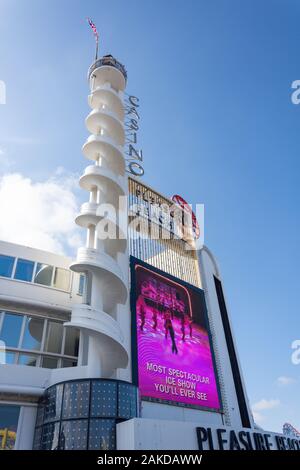 Der Weiße Turm und Casino Gebäude, Pleasure Beach, Ocean Boulevard, Promenade, Blackpool, Lancashire, England, Vereinigtes Königreich Stockfoto