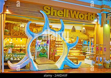 PATONG BEACH, THAILAND - Mai 1, 2019: Die Shell souvenir Store im Einkaufszentrum Jungceylon Shopping Center bietet viele exotische Stücke von tropischen Meereslebewesen, am 1. Mai in Stockfoto
