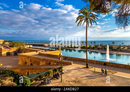 Blick auf den Springbrunnen im Parc de la Mar, Palma, Mallorca, Spanien Stockfoto