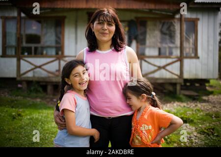 Glückliche Mutter und ihren beiden Töchtern, außerhalb ihres ständigen. Stockfoto