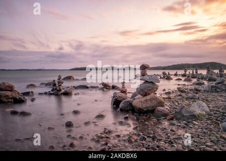 Zen-Konzept, das Objekt der Steine am Strand bei Sonnenuntergang, Harmonie und Meditation. Stockfoto