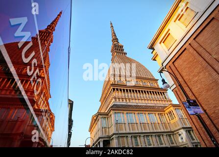 Die Mole Antonelliana ist das Symbol der Stadt Turin und im Inneren beherbergt sie das Museum des Kinos. Turin, Italien - April 2018 Stockfoto