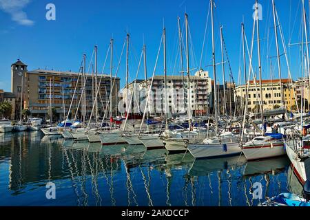 Stadtbild von Savona und Segelboote im Hafen. Savona, Italien - Januar 2020 Stockfoto