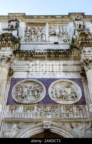 Antike römische Gebäude, Nahaufnahme, Details der Reliefs der Nordseite des Konstantinsbogens, Rom, Italien Stockfoto