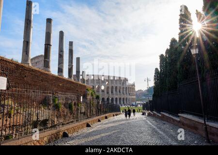 Antike Gebäude in Rom, Via Sacra Straße mit Blick auf das Kolosseum, Forum Romanum, Rom Kolosseum Rom, Italien Stockfoto