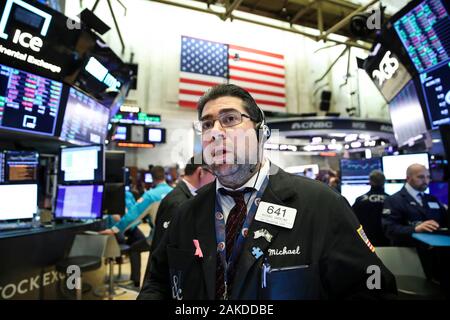 New York, USA. 8 Jan, 2020. Händler an der New York Stock Exchange in New York, USA, am Jan. 8, 2020. Us-Aktien höher beendet am Mittwoch als Markt Befürchtungen waren teilweise nach Präsident Donald Trump Kommentare zu den iranischen Raketenangriff gegen irakische Grundlagen Gehäuse US-Streitkräfte entlastet. Der Dow Jones Industrial Average sprang 161.41 Punkte oder 0,56 Prozent auf 28,745.09. Der S&P 500 um 15,87 Punkte oder 0,49 Prozent auf 3,253.05. Der Nasdaq Composite Index stieg 60.66 Punkte oder 0,67 Prozent auf 9,129.24. Credit: Wang Ying/Xinhua/Alamy leben Nachrichten Stockfoto