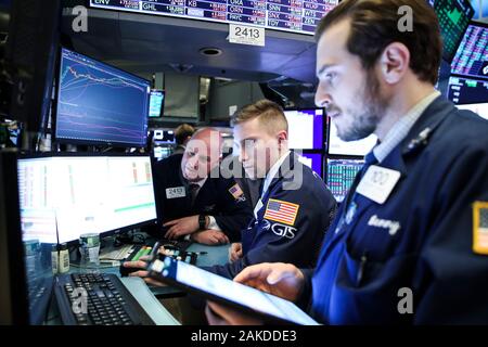 New York, USA. 8 Jan, 2020. Händler an der New York Stock Exchange in New York, USA, am Jan. 8, 2020. Us-Aktien höher beendet am Mittwoch als Markt Befürchtungen waren teilweise nach Präsident Donald Trump Kommentare zu den iranischen Raketenangriff gegen irakische Grundlagen Gehäuse US-Streitkräfte entlastet. Der Dow Jones Industrial Average sprang 161.41 Punkte oder 0,56 Prozent auf 28,745.09. Der S&P 500 um 15,87 Punkte oder 0,49 Prozent auf 3,253.05. Der Nasdaq Composite Index stieg 60.66 Punkte oder 0,67 Prozent auf 9,129.24. Credit: Wang Ying/Xinhua/Alamy leben Nachrichten Stockfoto