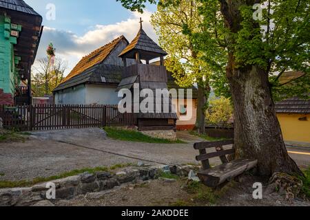 Traditionelle Holzarchitektur im Dorf Vlkolinec in der Slowakei. Stockfoto