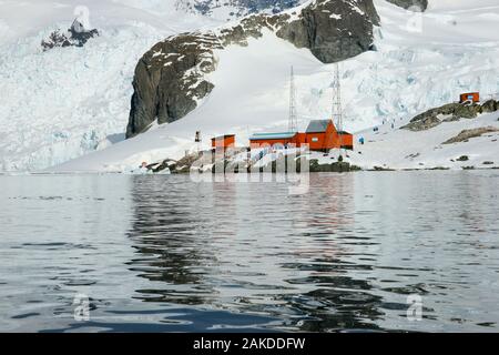 Expedition Touristen warten auf Sternzeichen Transport zurück zum Schiff. Estacion Cientifica Almirante Brown - Almirante Brown Station - der Antarktis. Stockfoto