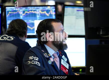 New York, USA. 8 Jan, 2020. Händler an der New York Stock Exchange in New York, USA, am Jan. 8, 2020. Us-Aktien höher beendet am Mittwoch als Markt Befürchtungen waren teilweise nach Präsident Donald Trump Kommentare zu den iranischen Raketenangriff gegen irakische Grundlagen Gehäuse US-Streitkräfte entlastet. Der Dow Jones Industrial Average sprang 161.41 Punkte oder 0,56 Prozent auf 28,745.09. Der S&P 500 um 15,87 Punkte oder 0,49 Prozent auf 3,253.05. Der Nasdaq Composite Index stieg 60.66 Punkte oder 0,67 Prozent auf 9,129.24. Credit: Wang Ying/Xinhua/Alamy leben Nachrichten Stockfoto