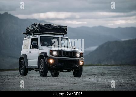 Ein White Offroad SUV fährt eine unbefestigte Straße in den Bergen Neuseelans Stockfoto