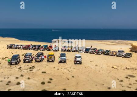 GOZO, MALTA - 2. AUGUST 2015: Land Rover aus Malta für eine Reise nach Gozo anlässlich des Internationalen Land Rover Tag 2015 sammeln. Die Ikonischen Stockfoto