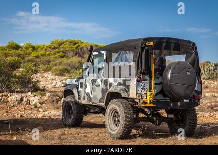 MELLIEHA, MALTA - 5. OKTOBER 2014: Die berühmten und legendären Land Rover Defender wurde 1983 herausgegeben und leider geht aus der Produktion im Dezember 2015. Stockfoto