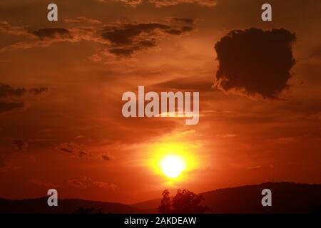 Wolken am Himmel bei Sonnenuntergang Stockfoto