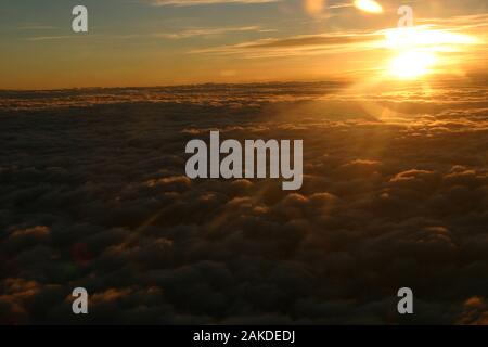 Schönen Sonnenuntergang von einem Flugzeug über den Wolken gesehen Stockfoto