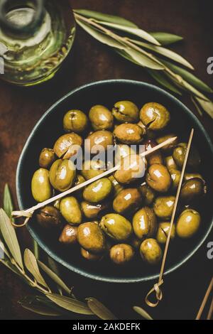 Flachbild-lay von frisch geerntete Eingelegte grüne mediterrane Oliven in Schale Stockfoto