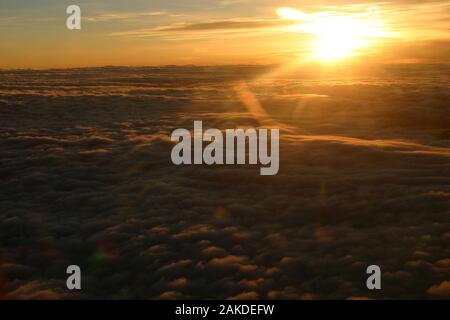 Schönen Sonnenuntergang von einem Flugzeug über den Wolken gesehen Stockfoto