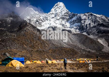 Zelte im Basislager Ama Dablam im Himalaya in Nepal, Everest-Region Stockfoto