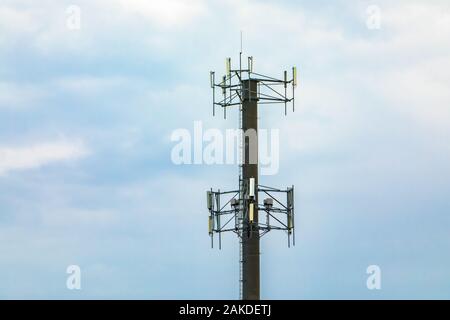 Ein Mobilfunknetz Base Station wird auf einem Monopole Turm untergebracht. Mehrere Antenne für die Übertragung und den Eingang der Mobiltelefon Signale Stockfoto