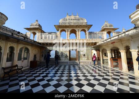 Innenhof mit surrealem Schachboden im Stadtpalast von Udaipur. Stockfoto