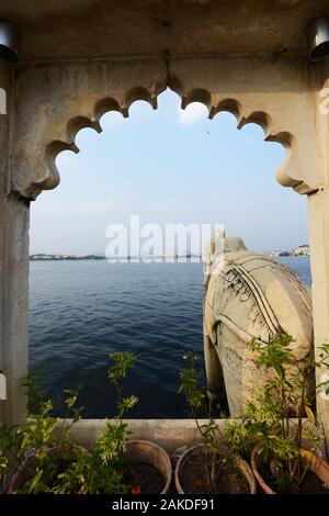 Der schöne Lake Garden Palace (Jag Mandir) am Pichola-See in Udaipur. Stockfoto