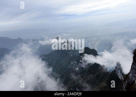 Dramatische Landschaften vom Gipfel des Berges Tianmen in Zhangjiajie, China. Stockfoto