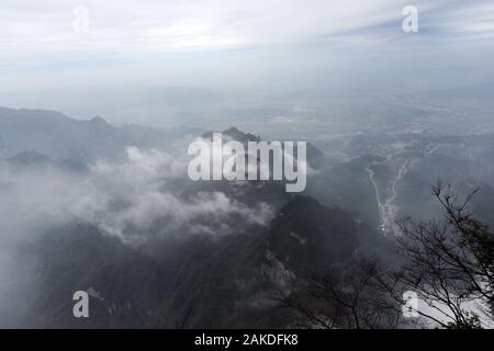 Dramatische Landschaften vom Gipfel des Berges Tianmen in Zhangjiajie, China. Stockfoto