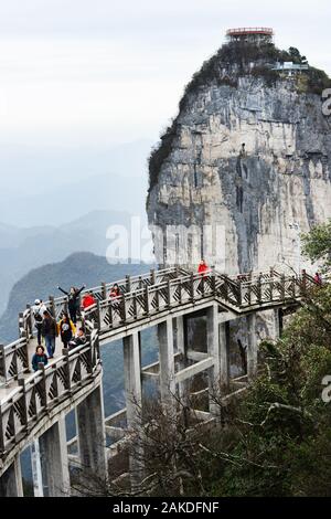 Wandern auf dem Berg Tianmen in Zhangjiajie, China. Stockfoto