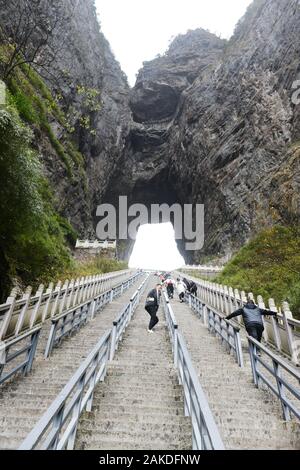 Die 999 Stufen, die zur Höhle des Himmelstors auf dem Berg Tianment in Zhangjiajie, China, führen. Stockfoto
