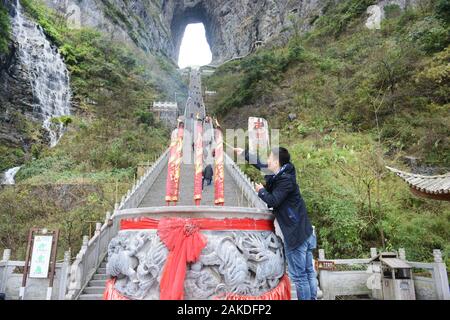 Die 999 Stufen, die zur Höhle des Himmelstors auf dem Berg Tianment in Zhangjiajie, China, führen. Stockfoto