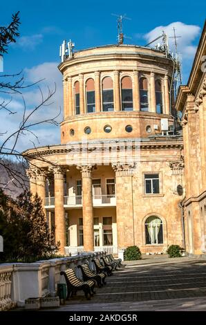 Ecke des Gebäudes des Sanatoriums 'Mountain Armenien" mit Balkon durch die klassischen Säulen und oben Dome Veranda im Wald von t gerahmt Stockfoto