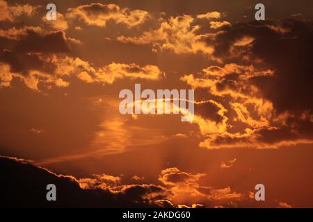 Spektakulären Sonnenuntergang Himmel Stockfoto