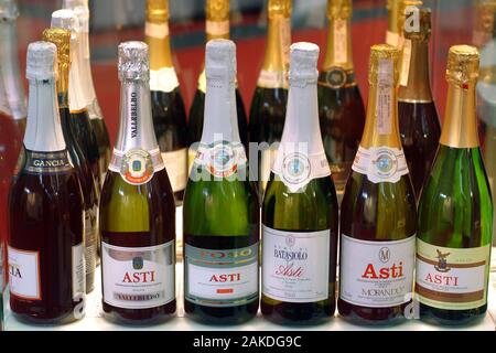 Turin, Piemont/Italien. -10/24/2009 - Die Wineshow Fair. Flaschen Sekt Asti. Stockfoto