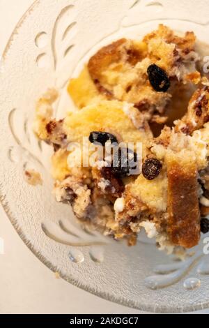 Hausgemachtes Brot, Pudding, mit Pudding, Brot und Rosinen. USA Stockfoto