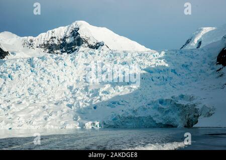 Schnee und Eis bedeckte Berge in der Nähe von Estacion Cientifica Almirante Brown - Almirante Brown Station - der Antarktis. Stockfoto