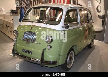 Turin, Piemont, Italien -7/02/2014 - AutoMotoRetro ist die jährliche periodische Messe für Liebhaber und Sammler von Oldtimern und Motorrädern und retro Stockfoto
