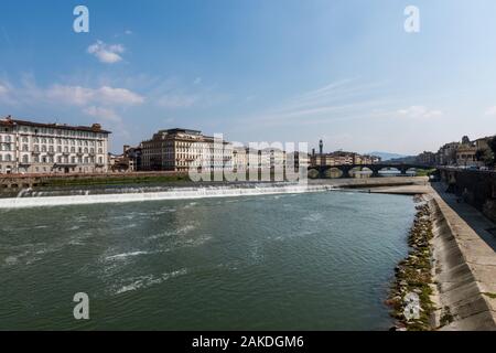 Florenz, Italien - 26, März, 2016: Horizontale Bild der schönen Fluss Arno während der sonnigen Tag in Florenz, Italien Stockfoto