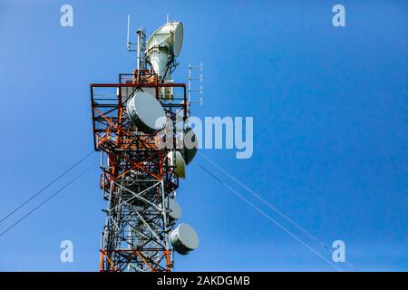 Eine niedrige Winkel Detailansicht eines Kabel Stahlgitter pylon Gehäuse elektronischer Kommunikationsgeräte für 3G, 4G, 5G Signalstärke und Deckung waren Stockfoto