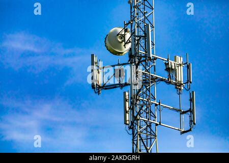 Eine Nahaufnahme auf der elektronischen Komponenten, die eine Zelle website Tower, mit mehreren Antennen und Remote Radio Head machen, RRH, auf einem stählernen Pylon untergebracht Stockfoto