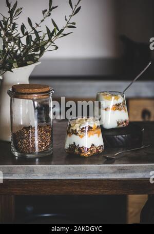 Gesundes Frühstück mit Joghurt, Müsli und Obst im Glas Stockfoto