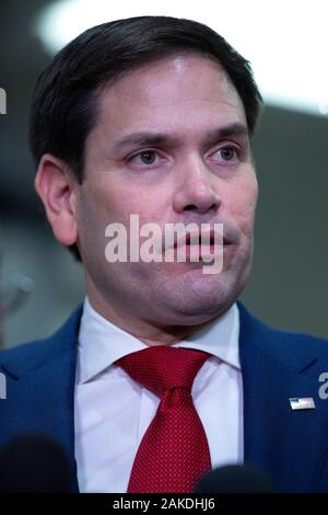 United States Senator Marco Rubio (Republikaner von Florida) spricht für die Mitglieder der Medien nach einer geschlossenen Tür briefing im Senat SCIF mit Außenministerin der Regierung der Vereinigten Staaten, Mike Pompeo, United States Verteidigungsminister Dr. Mark T. Esper, Gina Haspel, Direktor der Central Intelligence Agency (CIA), United States Army General Mark A. Milley, Vorsitzender des Generalstabs, und Geschäftsführender Direktor der Intelligenz Joseph Maguire an der United States Capitol in Washington, DC, USA, am Mittwoch, 8. Januar 2020. 97 Senatoren waren, sagte, daß das Briefing, das den USA diskutiert besucht haben Stockfoto