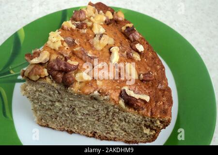 Eine Scheibe einer Torte mit Walnüssen. Kalorienarme Backen von grau Mehl. Hausgemachte Desserts, vegetarische. Stockfoto