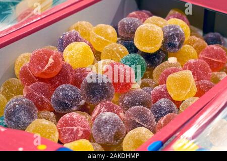 Gelee Bonbons in verschiedenen Farben in einer Box, auf einem Regal. Runden Kugeln von Marmelade in Zucker. Stockfoto