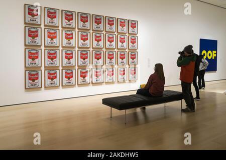 Das Museum für moderne Kunst ist eine große Attraktion für Touristen in Midtown Manhattan NYC, USA Stockfoto