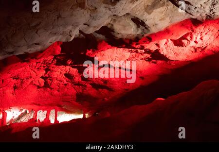 Im Inneren Australiens bat Ökotourismus Capricorn Caves, rot glühende in die Weite der Dunkelheit und extreme low light Stockfoto