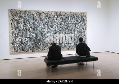Das Museum für moderne Kunst ist eine große Attraktion für Touristen in Midtown Manhattan NYC, USA Stockfoto