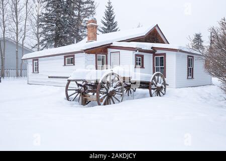 Zurück Außenansicht des 1893 historische North-West Mounted Police (NWMP) Kaserne auf der Main Street in Canmore, Kanada Stockfoto