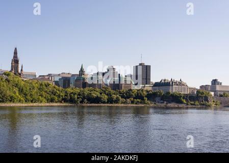 Blick auf die Innenstadt von Ottawa, National Gallery and Parliament Hill in Ottawa River bei Sonnenuntergang. Stockfoto