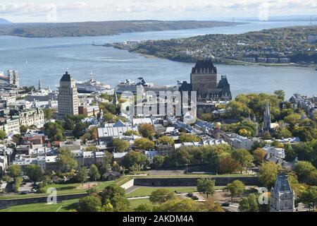 Vom Observatoire de la Capitale, Ville de Quebec, Quebec, Kanada, Blick auf Quebec City, den Saint Lawerence River und die Umgebung Stockfoto