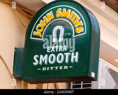 John Smiths Extra Smooth Bitter Bier Schild vor einer Bar in Costa del Sol. Stockfoto